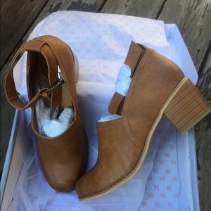 Journee Collection Womes’s  Zhara Clogs